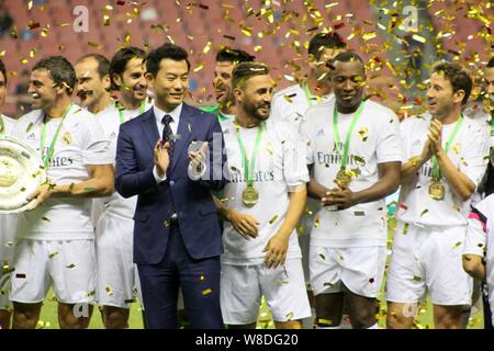 La star du football italien Fabio Cannavaro du Real Madrid de légendes, centre, et ses coéquipiers célèbrent après avoir battu l'Inter Milan les légendes dans leur ma football Banque D'Images