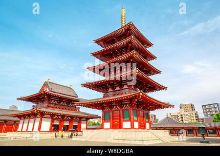 Osaka, Japon - 21 Nov 2018 - La pagode à cinq étages du Temple Shitennoji , le plus vieux temple d'Osaka, au Japon. Banque D'Images