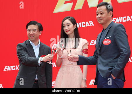 L'actrice chinoise Yang Mi, centre, propose un toast avec des cadres durant un événement promotionnel pour montres Enicar à Chongqing, Chine, le 26 avril 2015. Banque D'Images