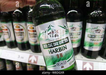 --FILE--qu'un client achète une bouteille de bière Harbin du Groupe Anheuser-Busch InBev dans un supermarché dans la ville de Xuchang, province du Henan en Chine centrale, 2 Marc Banque D'Images