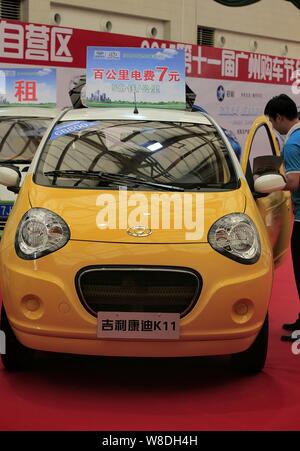 --FILE--visiteurs regarder les voitures électriques de Geely sur l'affichage lors d'une auto show dans la ville de Guangzhou, province du Guangdong en Chine du Sud, 14 août 2015. Banque D'Images