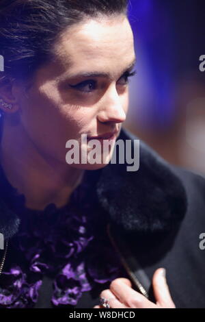 Actrice anglaise Daisy Ridley pose au cours d'une première pour son film 'Star Wars : The Force éveille' à Shanghai, Chine, 27 décembre 2015. Banque D'Images