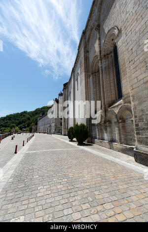 Brantome en Périgord, France. Le Boulevard Charlemagne, par les rives de la Dronne, avec l'abbaye de Brantôme sur la droite de l'image. Banque D'Images