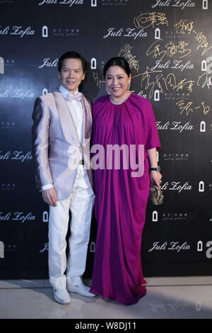 Charles Heung Wah-Keung, gauche, Président de China Star Entertainment Ltd., et sa femme Ming-Yin Tiffany Chen, Vice-président de la Chine Star Entertainmen Banque D'Images