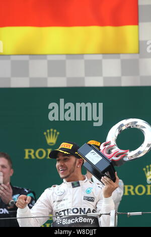 Lewis Hamilton de la Grande-Bretagne de Mercedes célèbre avec son trophée de champion au cours de la cérémonie de remise des prix de la Formule 1 2015 Grand Prix de Chine au Sha Banque D'Images