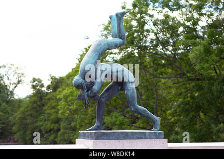 Oslo Norvège - 22 juin 2019 : Sculpture de jouer l'homme et la femme dans le Parc Vigeland Banque D'Images