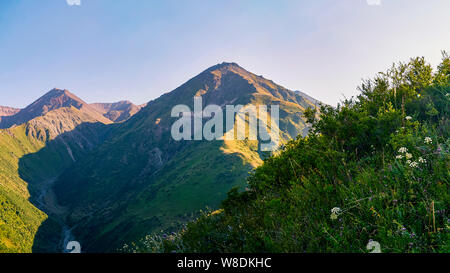 Panorama d'une vallée de montagne en été, vue aérienne. Coucher de soleil sur le conte des pics de montagne, nature extraordinaire, l'été dans les montagnes. Voyages, 2011-2012 Banque D'Images