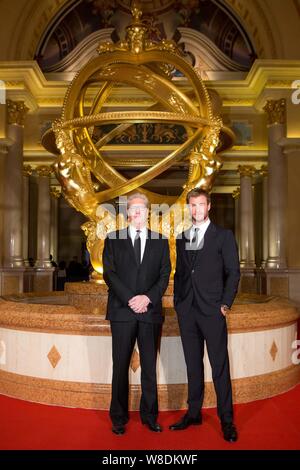 L'acteur australien Chris Hemsworth, droit, pose sur le tapis rouge, comme il arrive pour le 15e Prix Huading Global Entertainment Celebrity Satisfaction Banque D'Images