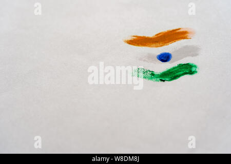 Drapeau tricolore indien peint sur un papier blanc avec un espace réservé au texte ou de copie Banque D'Images