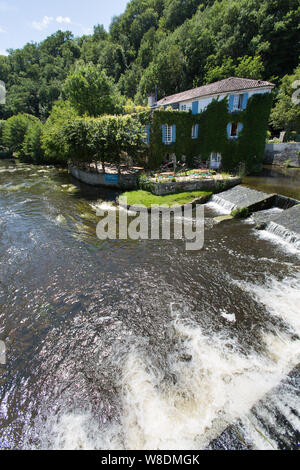 Brantome en Périgord, France. Vue pittoresque du moulin restauré à la rue de Pierre Valade, par la rivière Dronne. Banque D'Images