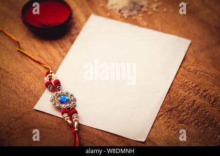Rakhi est un rituel hindou traditionnel indien populaire. Concept d'arrière-plan pour Raksha Bandhan avec de l'espace pour le texte ou les copier. Banque D'Images