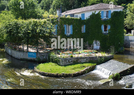 Brantome en Périgord, France. Vue pittoresque du moulin restauré à la rue de Pierre Valade, par la rivière Dronne. Banque D'Images