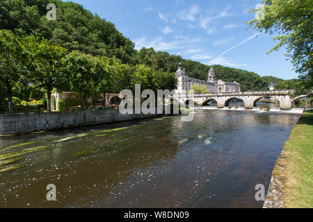 Brantome en Périgord, France. La Dronne, avec le Pont Coude, Hôtel Le Moulin de l'Abbaye et l'abbaye de Brantome en arrière-plan. Banque D'Images