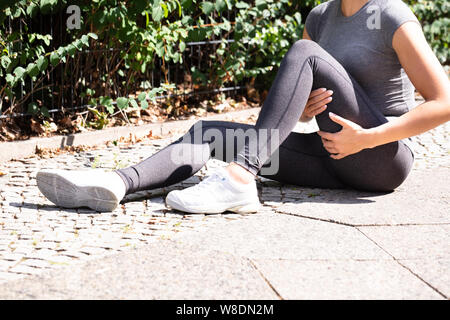 Close-up of a Woman avec entorse de la cuisse Banque D'Images