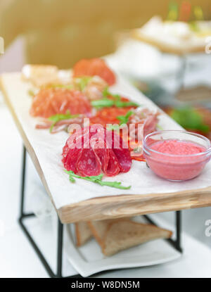 Entrée avec viande et charcuterie chorizo sur support en bois Banque D'Images