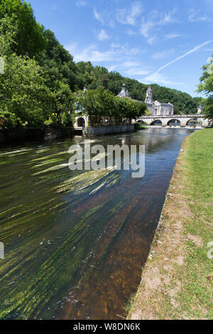 Brantome en Périgord, France. La Dronne, avec le Pont Coude, Hôtel Le Moulin de l'Abbaye et l'abbaye de Brantome en arrière-plan. Banque D'Images