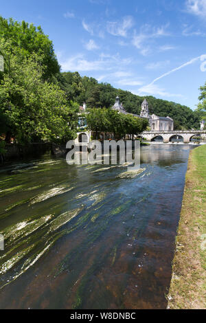 Brantome en Périgord, France. La Dronne, avec le Pont Coude, Hôtel Le Moulin de l'Abbaye et l'abbaye de Brantome en arrière-plan. Banque D'Images