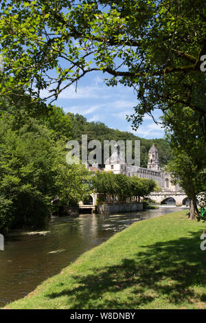 Brantome en Périgord, France. La Dronne, avec le Pont Coude, Hôtel Le Moulin de l'Abbaye et l'abbaye de Brantome en arrière-plan. Banque D'Images