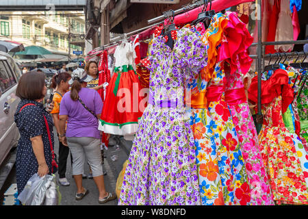 BANGKOK, THAÏLANDE - 22 déc 2018 : personnes non identifiées à la boutique un marché dans Little India. Little India est un quartier ethnique entourant Phahurat R Banque D'Images