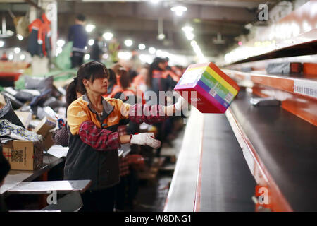 --FILE--travailleurs chinois trier les colis, dont la plupart sont des achats en ligne, à un centre de distribution de STO Express ou Express à Shanghai Shentong, Banque D'Images