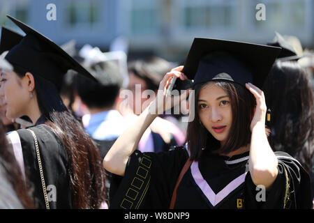 Les diplômés chinois prendre part à une cérémonie de remise des diplômes à l'Académie du Film de Beijing Beijing, Chine, 2 juillet 2015. Une nouvelle étude suggère un dans Banque D'Images