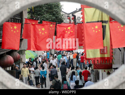 La foule des touristes Shantang Street antiques durant la journée nationale de vacances dans la ville de Suzhou, province de Jiangsu Chine orientale, 7 octobre 2015. Ticket loisir Banque D'Images