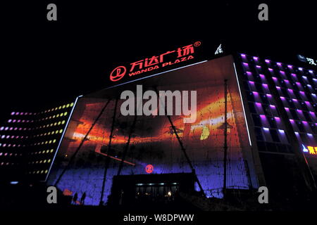 --FILE--vue de la nuit un groupe de Wanda Wanda Plaza dans la ville de Changchun, Jilin province du nord-est de la Chine, 29 janvier 2015. Wang Jianlin, président de Banque D'Images