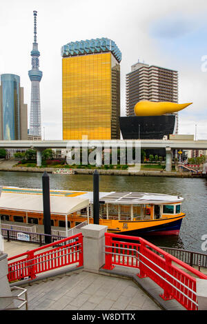 Asahi Beer Hall fait partie du siège de l'Asahi Breweries sur la rive est de la rivière Sumida, Tokyo, Japon. Bus de l'eau et montre aussi la tour Skytree Banque D'Images