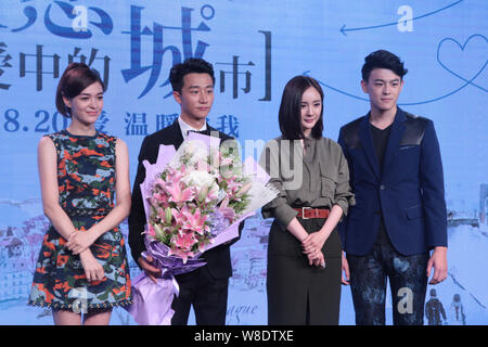 (De gauche) actrice taïwanaise Sandrine Pinna, acteur chinois Huang Xuan, l'actrice Yang Mi et taïwanais Kai-yuan Cheng posent au cours d'une première pour leur Banque D'Images