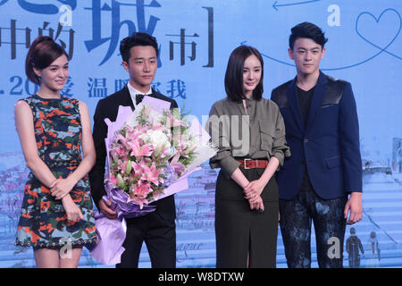 (De gauche) actrice taïwanaise Sandrine Pinna, acteur chinois Huang Xuan, l'actrice Yang Mi et taïwanais Kai-yuan Cheng posent au cours d'une première pour leur Banque D'Images