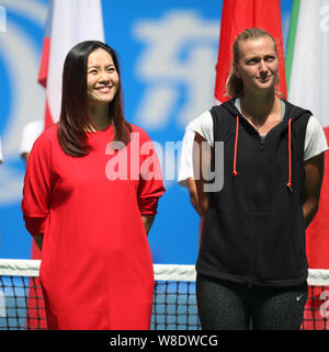 La star du tennis chinois retraités Li Na, la gauche et la République tchèque Petra Kvitova tennis star poser lors de la cérémonie d'ouverture 2015 Tournoi de tennis WTA Wuhan Banque D'Images
