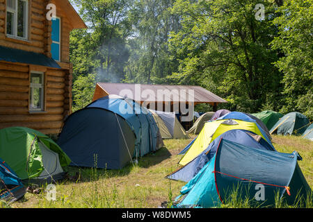 Clôturé, gardé avec base camping Tentes. Près de la maison, forêt, d'un belvédère et un lieu d'un incendie. Banque D'Images