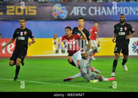 Elkeson de Oliveira Cardoso, centre de la Chine, Guangzhou Evergrande pousses à marquer un but contre l'eau au cours de leur deuxième Al Ahli match final de t Banque D'Images