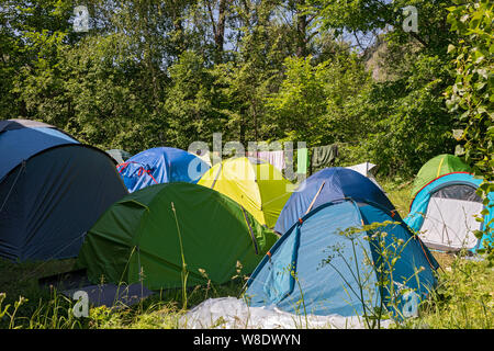 Base pour des tentes dans la forêt dans les montagnes. Le camping. le séchage des vêtements sur une corde Banque D'Images