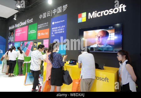 --FILE--visiteurs essayez Microsoft Surface tablet PC et smartphones équipés de Windows Phone système d'exploitation sur le stand de Microsoft lors d'une Banque D'Images