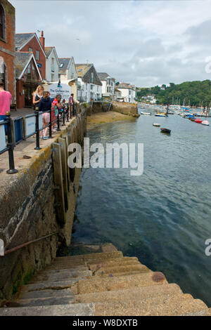 Pas en bas du quai de la rivière Fowey. Fowey, Cornwall, Angleterre du Sud Banque D'Images