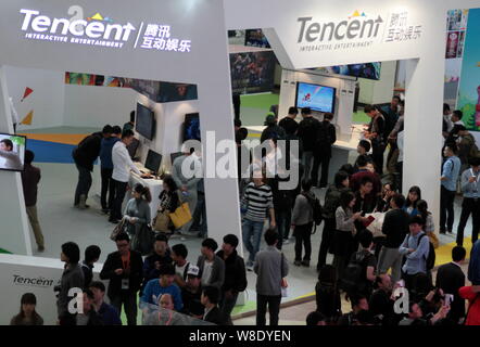 --FILE--visiteurs se pressent le stand de Tencent Interactive Entertainment lors d'une exposition à Beijing, Chine, 17 octobre 2014. Tencent Holdings Ltd Banque D'Images