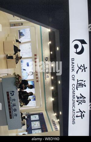 --FILE--Vue sur le stand de Bank of Communications (BoCom) pendant un procès équitable à Beijing, Chine, 1 novembre 2014. Deux autres grandes banques chinoises ont déclaré Banque D'Images