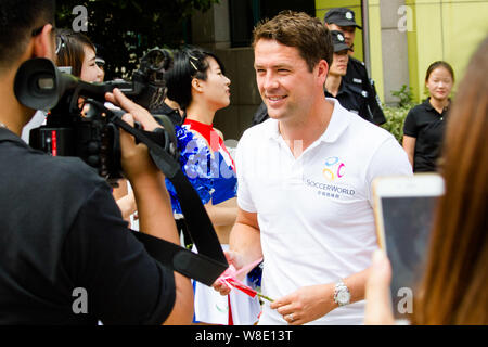 La star du football anglais à la retraite Michael Owen, centre, est interviewé lors de la cérémonie d'ouverture pour le Festival de football d'été SoccerWorld à Nanjing cit Banque D'Images