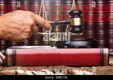 Homme juge dans une salle d'audience le marteau frappe Banque D'Images