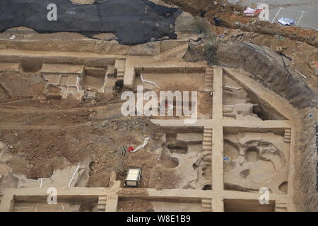 Vue aérienne de tombes anciennes de Dynastie Shang (1600 BC-1046 BC) près du stade de la province du Henan à Zhengzhou City, province du Henan en Chine centrale, 2 Banque D'Images