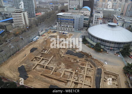 Vue aérienne de tombes anciennes de Dynastie Shang (1600 BC-1046 BC) près du stade de la province du Henan à Zhengzhou City, province du Henan en Chine centrale, 2 Banque D'Images