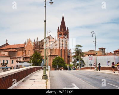 Église San Fermo une des églises catholiques romaines d'art roman dans la région de Verona vue du Ponte Navi à Vérone Banque D'Images