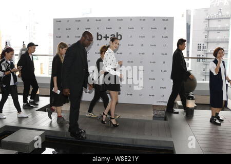 Modèle et actrice japonaise Kiko Mizuhara, centre, arrive pour un défilé de mode pour le printemps/été 2016 collection de b +ab à Hong Kong, Chine, 12 oct. Banque D'Images