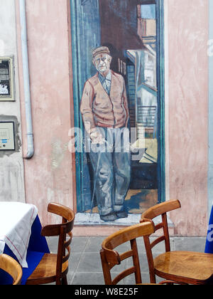 Buenos Aires, Argentine - mars 4, 2013 : les murales à Buenos Aires avec chaises de restaurant au premier plan Banque D'Images