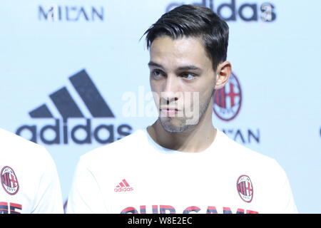 Mattia De Sciglio de l'AC Milan participe à une réunion du ventilateur pendant l'International Champions Cup 2015 la Chine à Shanghai, Chine, le 28 juillet 2015. Banque D'Images