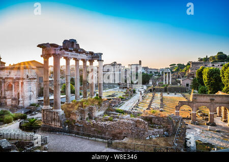 Forum romain au lever du soleil à Rome, Italie