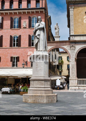 Statue de l'écrivain Dante situé dans la Piazza dei Signori à Vérone Banque D'Images