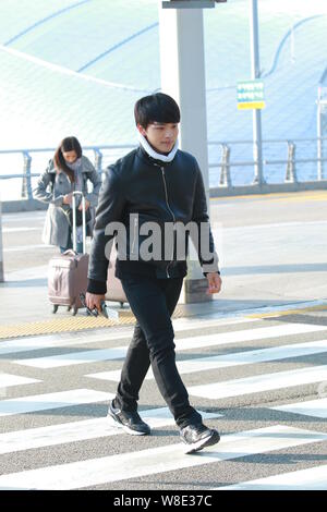 L'acteur sud-coréen Yeo Jin-goo arrive à l'Aéroport International d'Incheon avant de s'envoler pour Hong Kong pour assister à la 2015 Mnet Asian Music Awards (MAM Banque D'Images