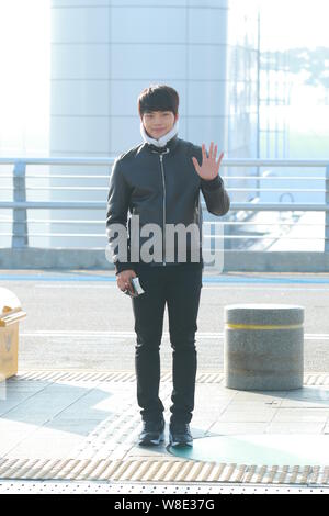 L'acteur sud-coréen Yeo Jin-goo arrive à l'Aéroport International d'Incheon avant de s'envoler pour Hong Kong pour assister à la 2015 Mnet Asian Music Awards (MAM Banque D'Images